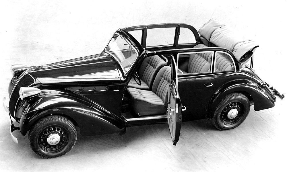 Čtyřdveřová Hansa 2000 Cabrio-Limousine s plátěnou stahovací střechou a šesti pevnými bočními okny.