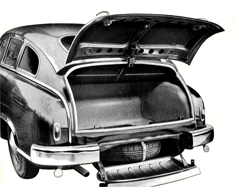 Kufr byl přístupný zadním víkem otevíraným nahoru. Náhradní kolo bylo umístěno pod kufrem a bylo přístupné po vyklopení části zadního nárazníku.