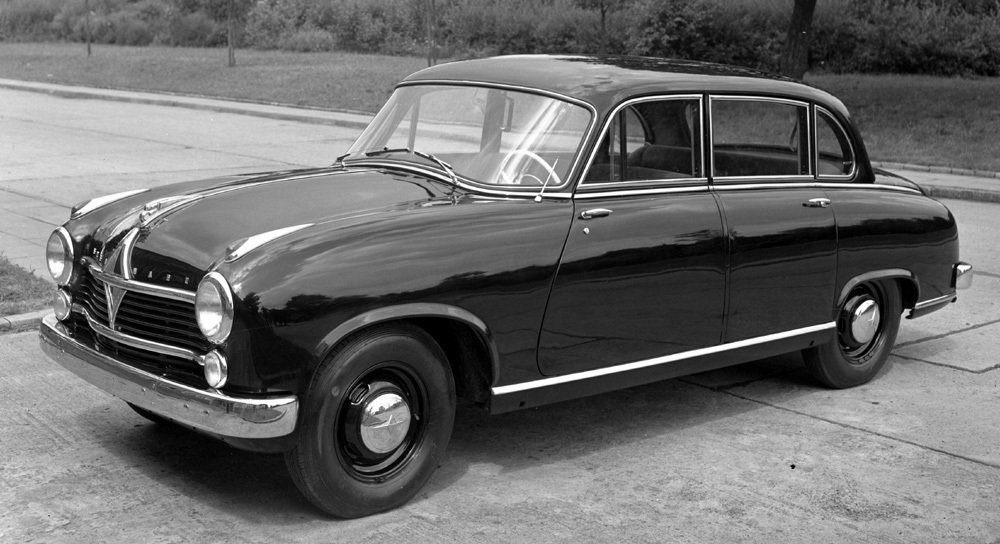 V roce 1953 se souběžně s modely se splývavou zádí začalo vyrábět provedení Hansa 2400 Pullman se stupňovitou zádí.