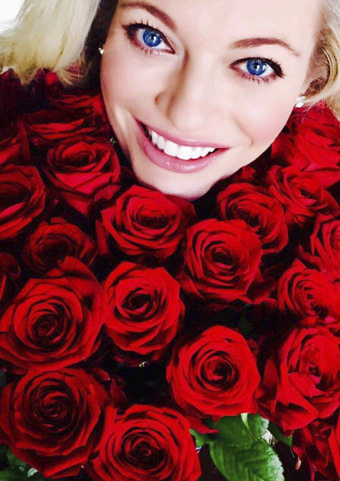 Na Valentýna se vyfotila s obrovskou kyticí růží.