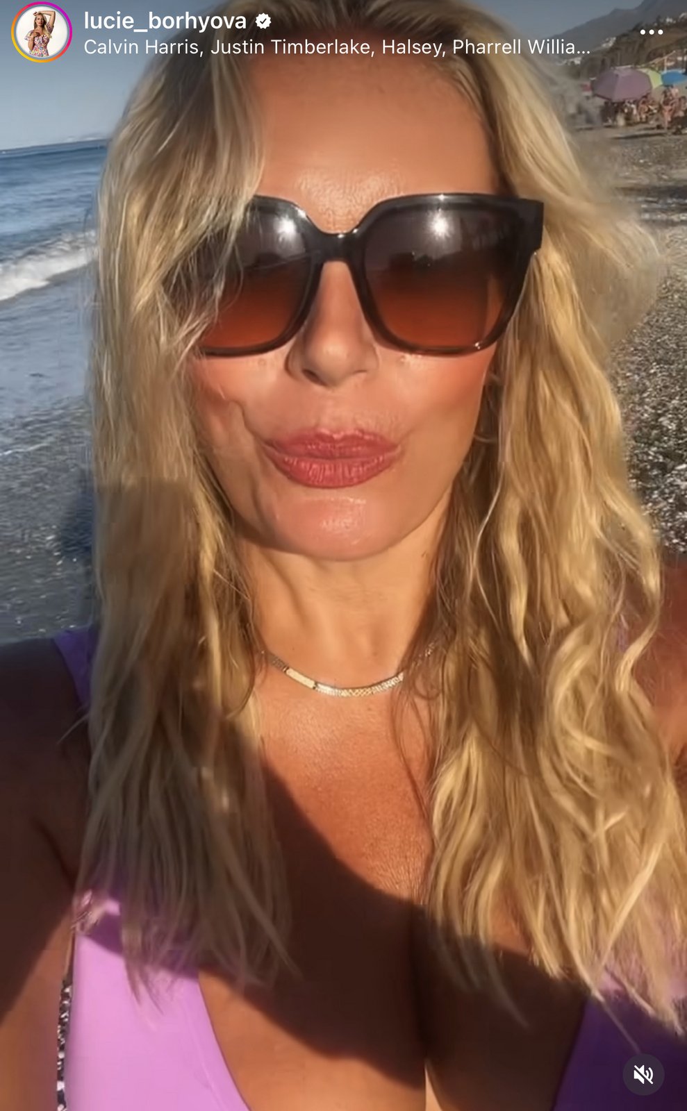 Lucie Borhyová a její sexy pozdrav z pláže při západu slunce.