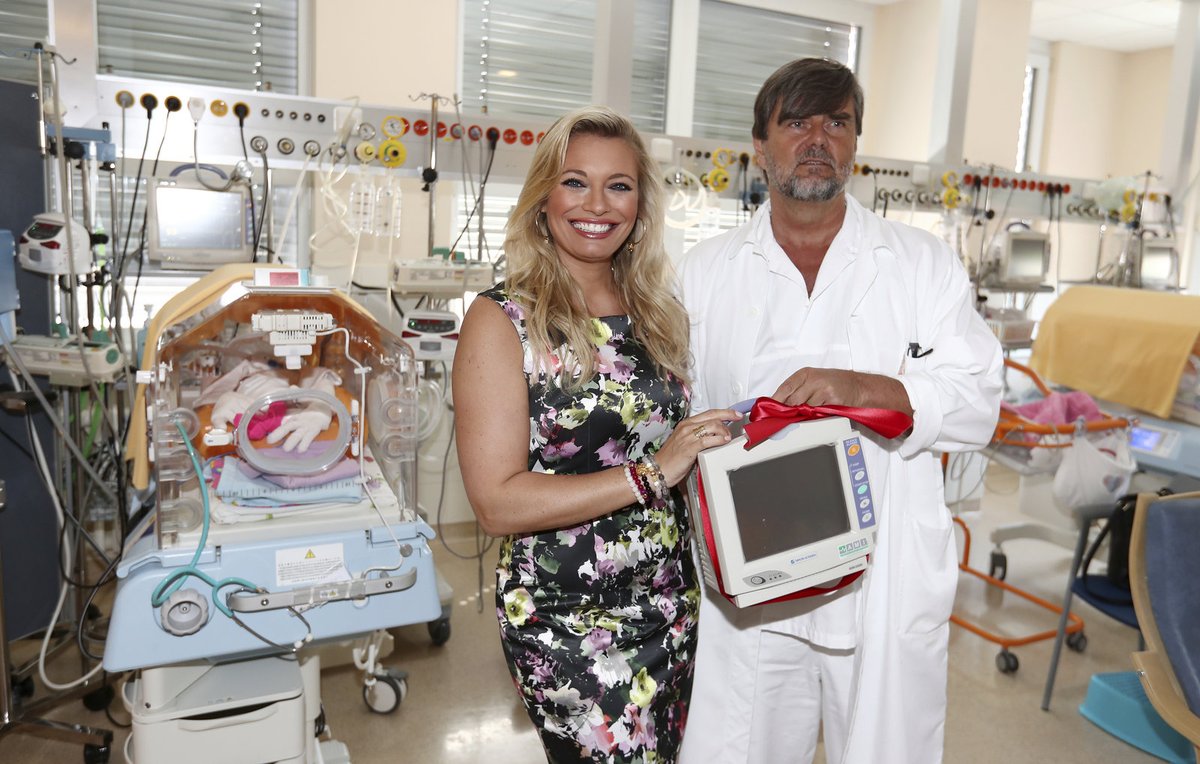 Ve čtvrtek předala neonatologickému oddělení tři nepostradatelné přístroje.