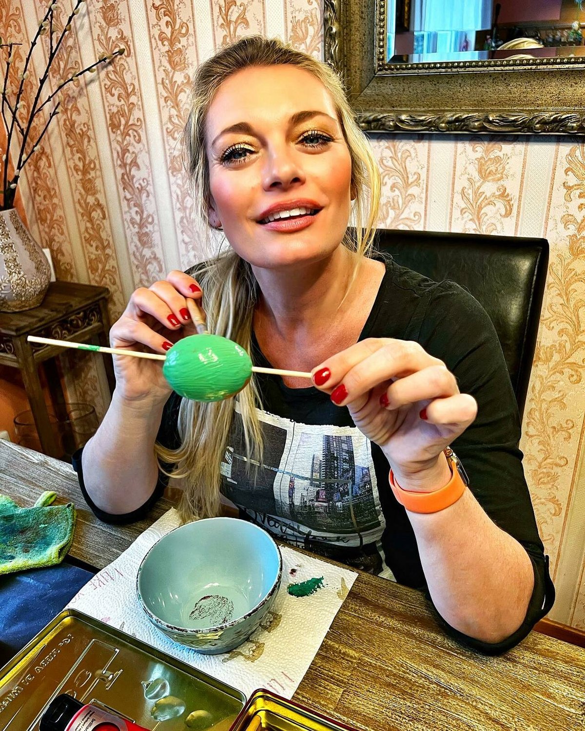 Lucie Borhyová barví vajíčka