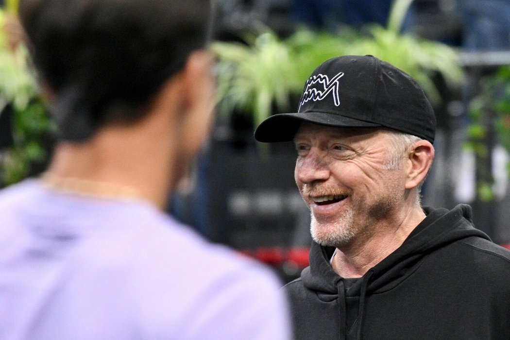 Trojnásobný vítěz Wimbledonu Becker poklekl před ženou již potřetí