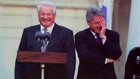 Bývalí prezidenti Ruska Boris Jelcin (vlevo) a USA Bill Clinton (vpravo) ve slabší chvilce.