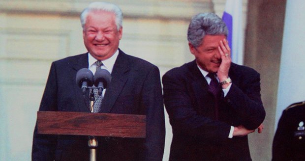 Bývalí prezidenti Ruska Boris Jelcin (vlevo) a USA Bill Clinton (vpravo) ve slabší chvilce.