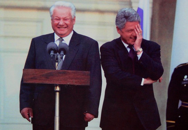 Bývalí prezidenti Ruska Boris Jelcin (vlevo) a USA Bill Clinton (vpravo) ve slabší chvilce.