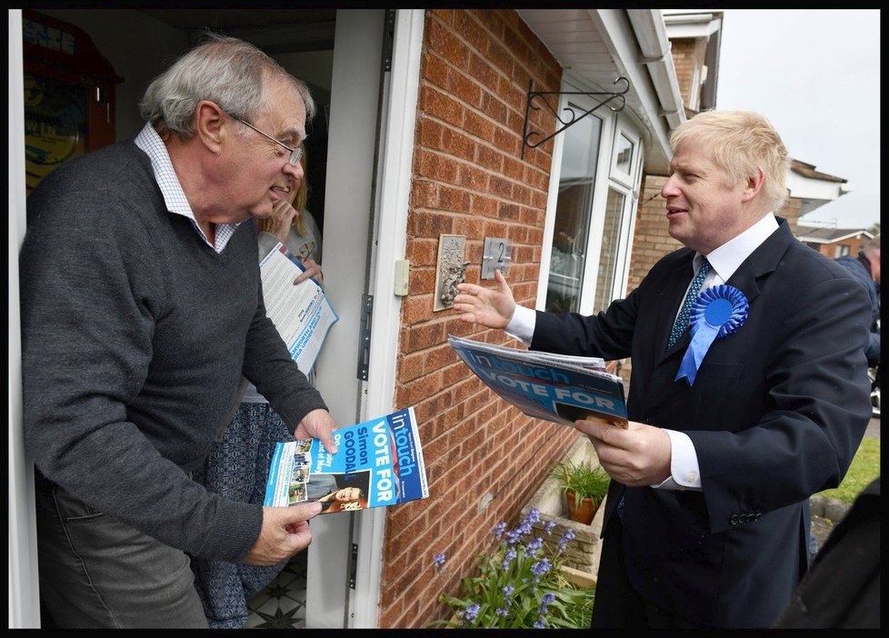 Exministr zahraničí Boris Johnson se zapojil do volební kampaně před anglickými komunálními volbami, (28.04.2019).