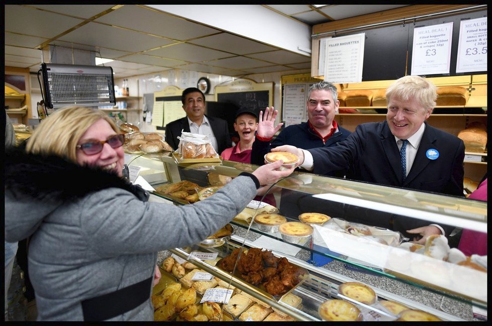 Voliče se konzervativcům před volbami snažil zajistit i exministr zahraničí Boris Johnson (28. 04. 2019).