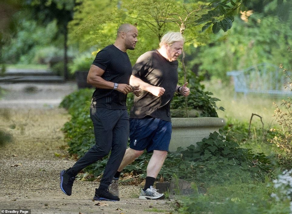 Britský premiér Boris Johnson si zlepšuje fyzičku se svým osobním koučem Harrym Jamesonem.