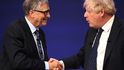 Jeden z nejbohatších lidí světa Bill Gates (vlevo) a britský premiér Boris Johnson uzavřeli dohodu, že společně investují 400 milionů liber do zelených energií a technologií.
