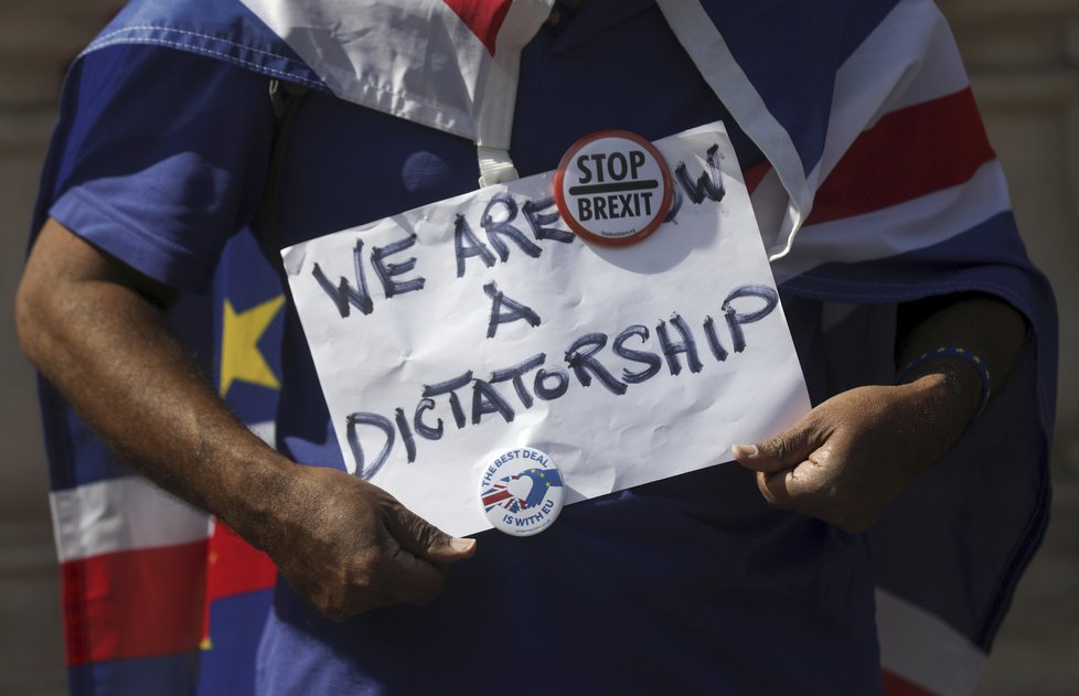 Premiér Johnson se před brexitem rozhodl dočasně ochromit parlament, vyvolal tím další vlnu protestů