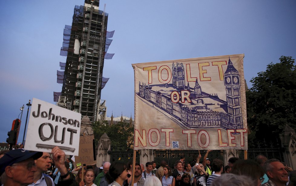 Premiér Johnson se před brexitem rozhodl dočasně ochromit parlament, vyvolal tím další vlnu protestů