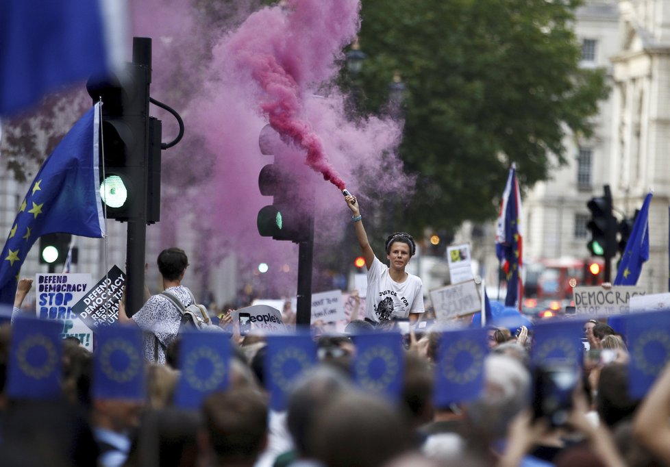 Premiér Johnson se před brexitem rozhodl dočasně ochromit parlament, vyvolal tím další vlnu protestů.