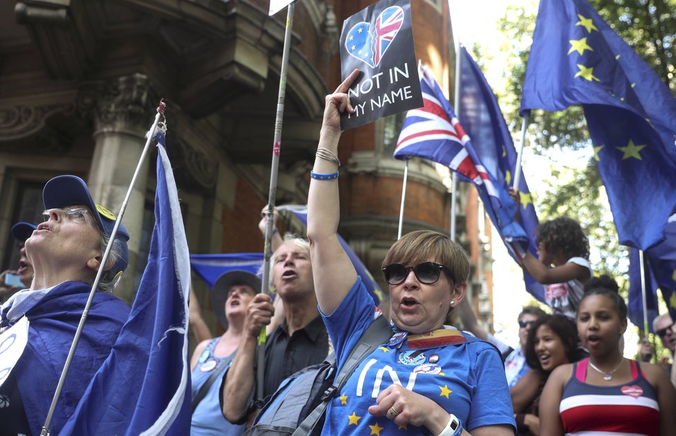 Premiér Johnson se před brexitem rozhodl dočasně ochromit parlament, vyvolal tím další vlnu protestů.