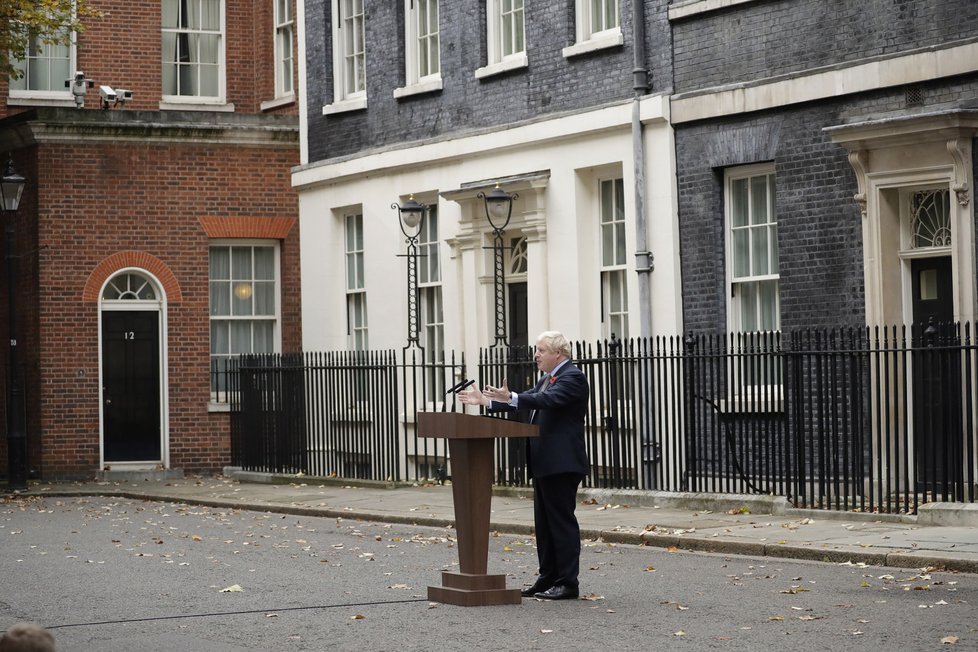 Projev britského premiéra Borise Johnsona před jeho sídlem v Downing Street (6. 11. 2019)