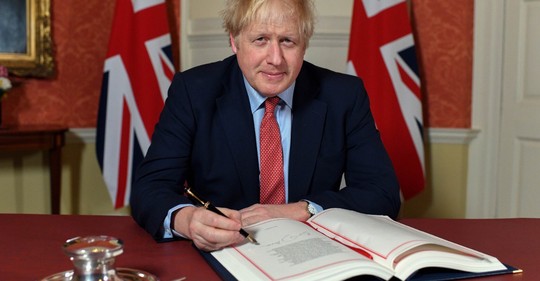 Britský premiér Boris Johnson podepisuje brexitovou dohodu - ilustrační snímek