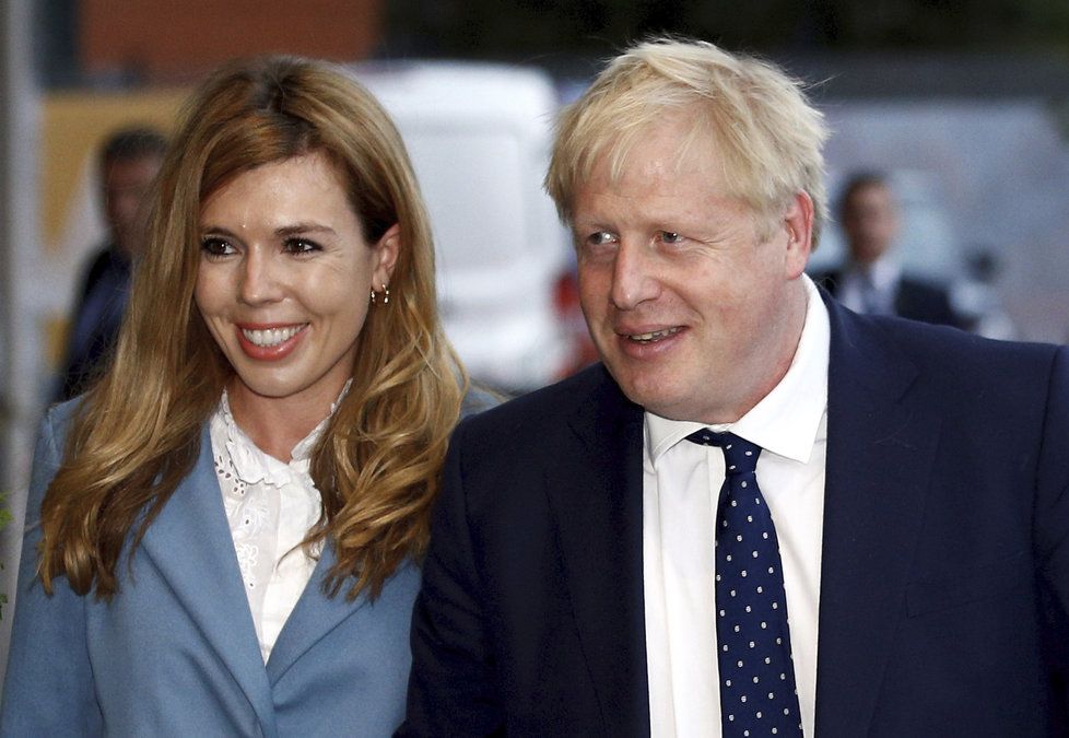 Britský premiér Boris Johnson s přítelkyní Carrie Symondsovou