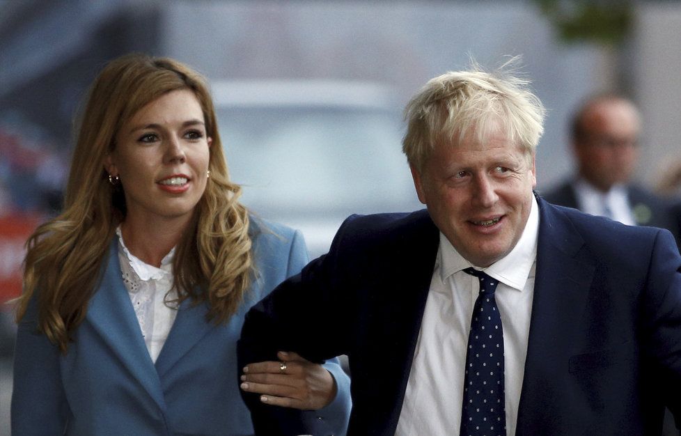 Britský premiér Boris Johnson s přítelkyní Carrie Symondsovou.