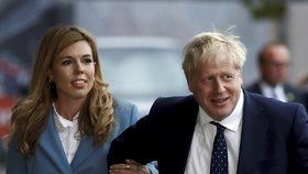 Britský premiér Boris Johnson s přítelkyní Carrie Symondsovou.
