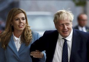 Britský premiér Boris Johnson s přítelkyní Carrie Symondsovou.