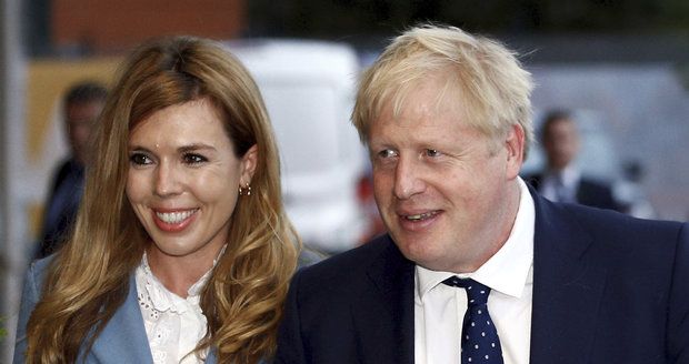K synovi gratulovala Johnsonovi s „vydřičkou“ i královna. S výchovou radí Blairová a Cameron