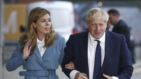 Britský premiér Boris Johnson s přítelkyní Carrie Symondsovou.
