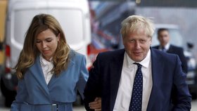 Britský premiér Boris Johnson s přítelkyní Carrie Symondsovou.