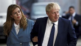 Britský premiér Boris Johnson s přítelkyní Carrie Symondsovou.