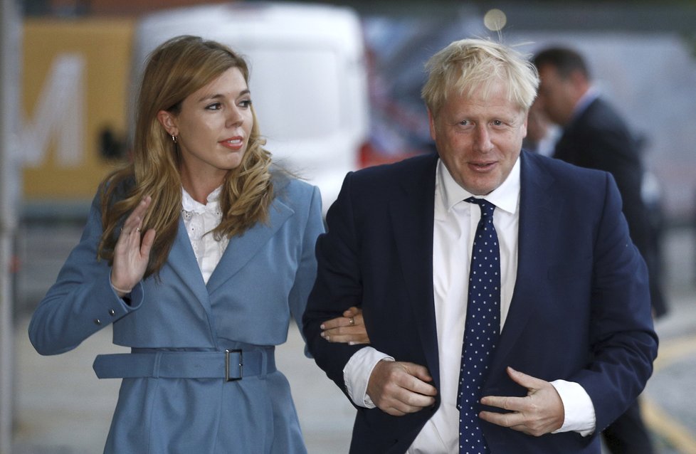 Britský premiér Boris Johnson s přítelkyní Carrie Symondsovou