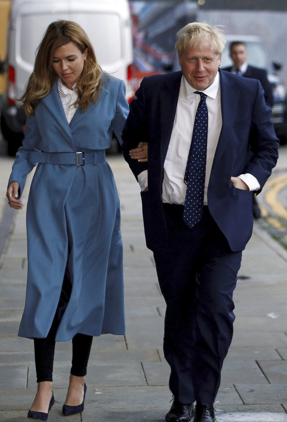 Britský premiér Boris Johnson s přítelkyní Carrie Symondsovou