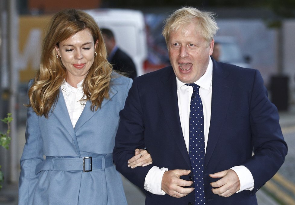 Britský premiér Boris Johnson s přítelkyní Carrie Symondsovou