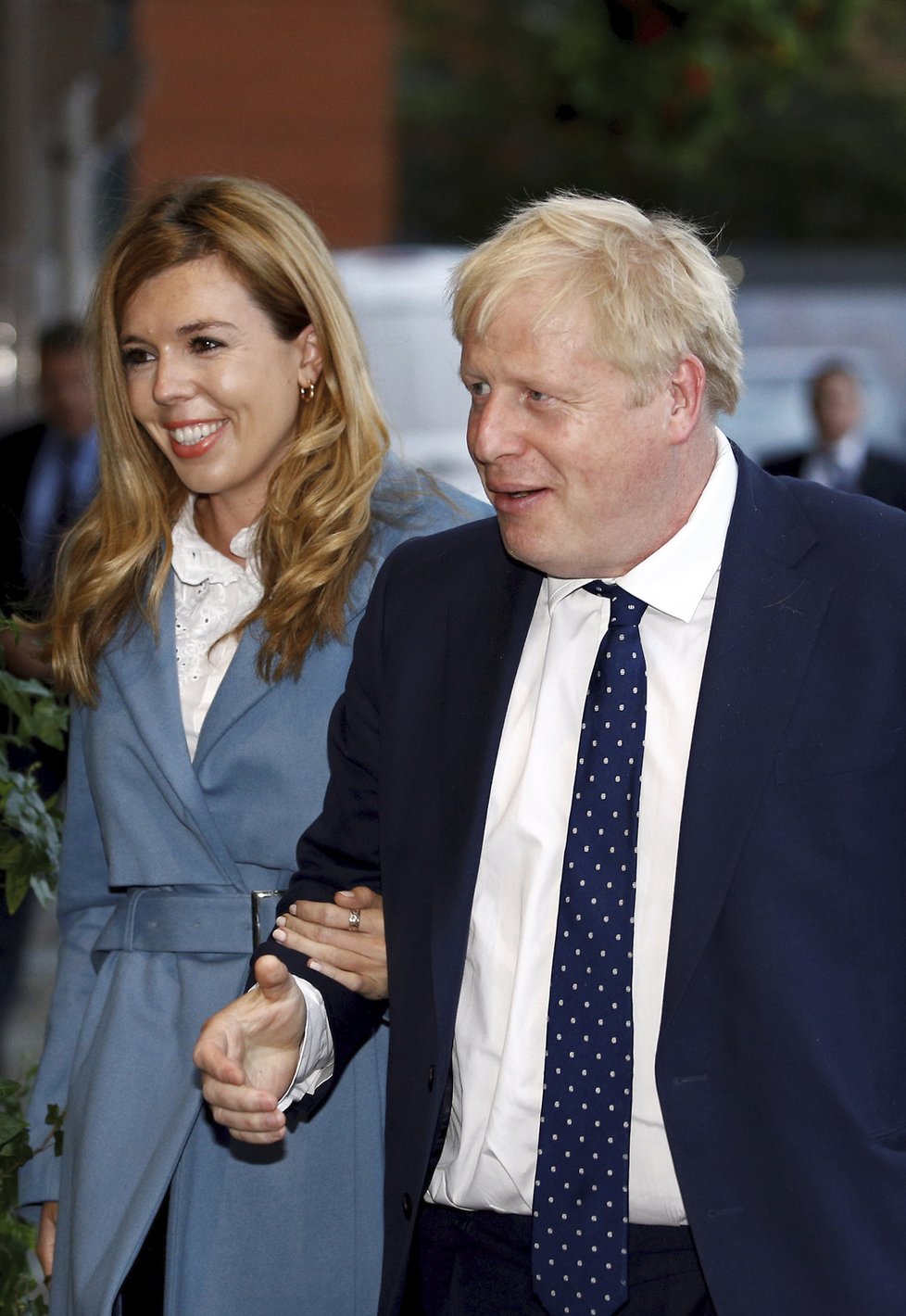 Britský premiér Boris Johnson s přítelkyní Carrie Symondsovou