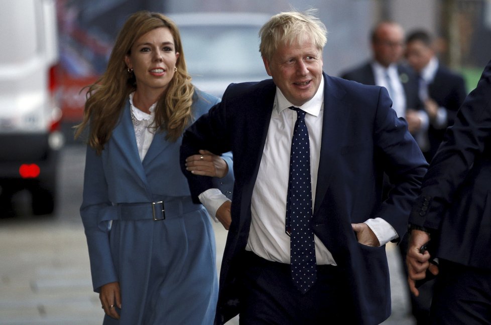 Britský premiér Boris Johnson s přítelkyní Carrie Symondsovou