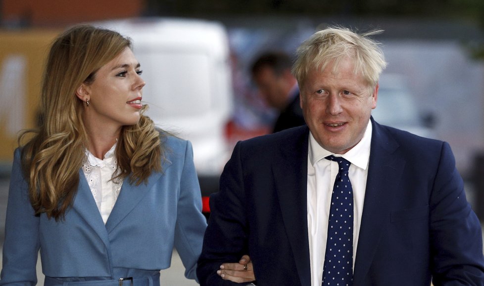 Britský premiér Boris Johnson s přítelkyní Carrie Symondsovou