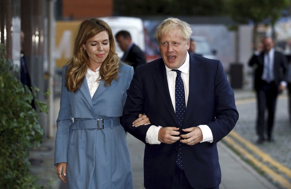 Britský premiér Boris Johnson s přítelkyní Carrie Symondsovou.