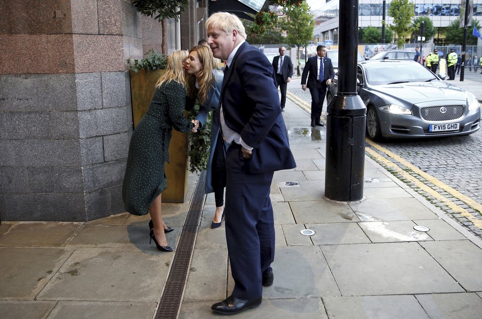 Britský premiér Boris Johnson s přítelkyní Carrie Symondsovou.