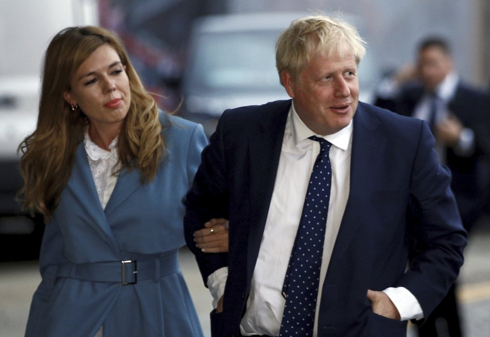 Britský premiér Boris Johnson s přítelkyní Carrie Symondsovou