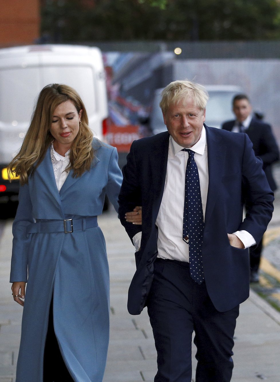 Britský premiér Boris Johnson s přítelkyní Carrie Symondsovou