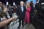 Premiér Boris Johnson s přítelkyní Carrie Symondsovou na konferenci Konzervativní strany