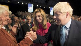 Premiér Boris Johnson s přítelkyní Carrie Symondsovou na konferenci Konzervativní strany.