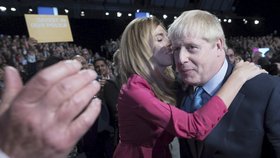 Premiér Boris Johnson s přítelkyní Carrie Symondsovou na konferenci Konzervativní strany.