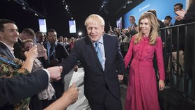 Premiér Boris Johnson s přítelkyní Carrie Symondsovou na konferenci Konzervativní strany.