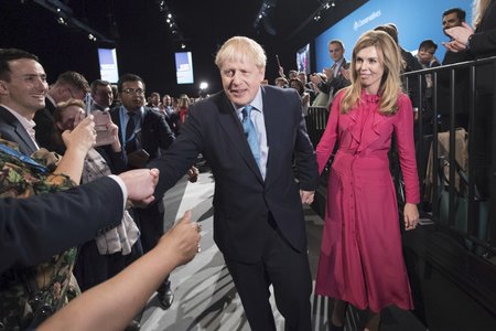 Premiér Boris Johnson s přítelkyní Carrie Symondsovou na konferenci Konzervativní strany.