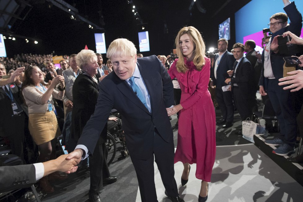 Premiér Boris Johnson s přítelkyní Carrie Symondsovou na konferenci Konzervativní strany.