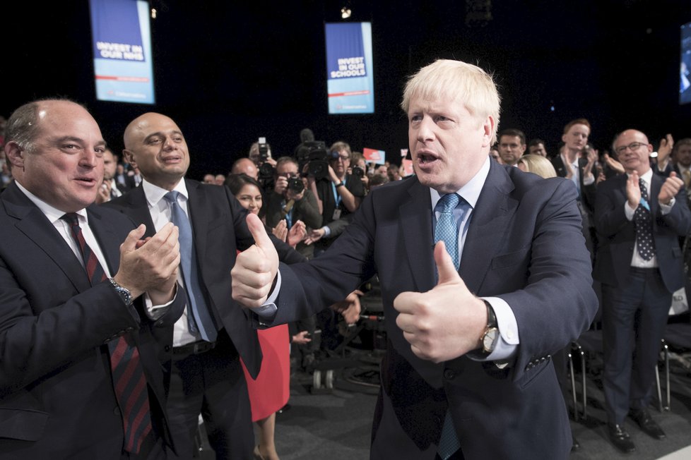 Premiér Boris Johnson s přítelkyní Carrie Symondsovou na konferenci Konzervativní strany