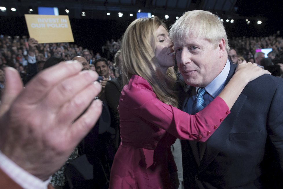 Premiér Boris Johnson s přítelkyní Carrie Symondsovou na konferenci Konzervativní strany