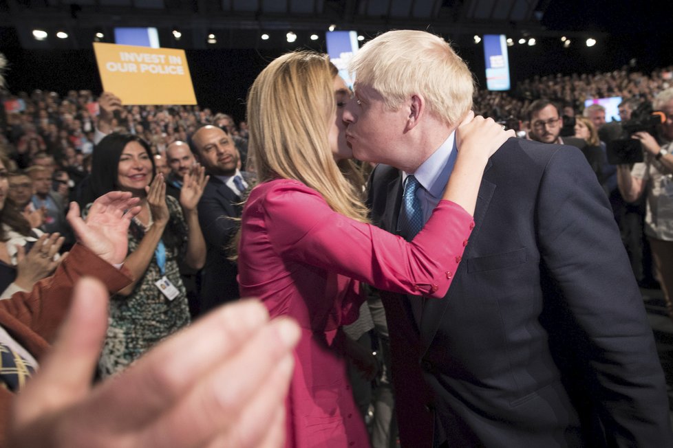 Premiér Boris Johnson s přítelkyní Carrie Symondsovou na konferenci Konzervativní strany.