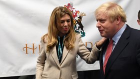 Premiér Boris Johnson s přítelkyní Carrie Symondsovou.