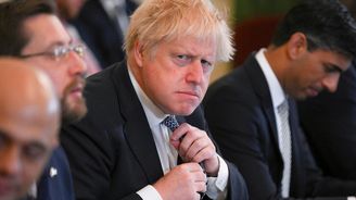 Britský premiér Boris Johnson ustál hlasování o důvěře